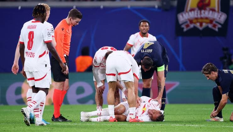 RB Leipzig - Juventus Turin Champions League Leipzig, 02.10.2024, Red Bull Arena, Fußball, UEFA Champions League, 2. Spieltag , RB Leipzig vs. Juventus Turin , Im Bild: Xavi Simons (10, RB Leipzig) muss wegen einer Verletzung behandelt werden. , Nur zur redaktionellen Nutzung. Only editorial use. , UEFA regulations prohibit any use of photographs as image sequences and or quasi-video. ,