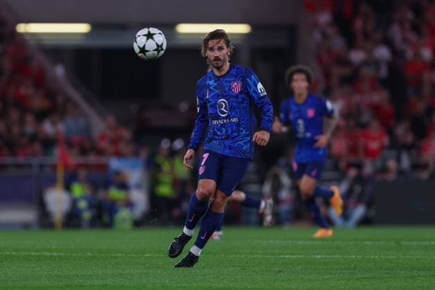 Portugal, Lisbon 2. October 2024 Uefa Champions League phase 2024 25 Matchday 2, S.L.Benfica - Atletico de Madrid v.l., Antoine Griezmann (AtlÃ tico Madrid) am Ball, Freisteller, Einzelbild, Ganzkörper, Aktion, Action, Spielszene Copyright: JoaquimxFerreira