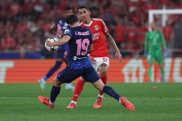 Portugal, Lisbon 2. October 2024 Uefa Champions League phase 2024 25 Matchday 2, S.L.Benfica - Atletico de Madrid v.l., Julian Alvarez (AtlÃ tico Madrid), Angel di Maria (S.L.Benfica) Zweikampf, Action, Aktion, Battles for the Ball Copyright: JoaquimxFerreira