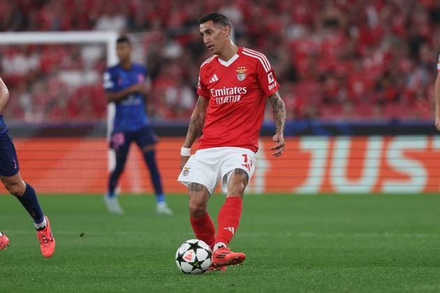 Portugal, Lisbon 2. October 2024 Uefa Champions League phase 2024 25 Matchday 2, S.L.Benfica - Atletico de Madrid v.l., Angel di Maria (S.L.Benfica) am Ball, Freisteller, Einzelbild, Ganzkörper, Aktion, Action, Spielszene Copyright: JoaquimxFerreira