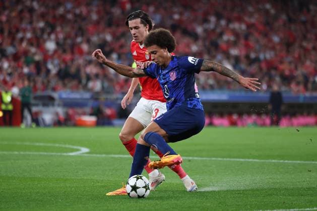 Portugal, Lisbon 2. October 2024 Uefa Champions League phase 2024 25 Matchday 2, S.L.Benfica - Atletico de Madrid v.l., Alvaro Fernandez Carreras (S.L.Benfica), Axel Witsel (AtlÃ tico Madrid), Zweikampf, Action, Aktion, Battles for the Ball Copyright: JoaquimxFerreira