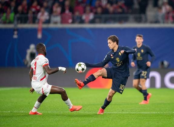 Fussball, Herren, Saison 2024 2025, Champions League (Ligaphase, 2. Spieltag), RB Leipzig - Juventus Turin, v. l. Lutsharel Geertruida (RB Leipzig), Kenan Yildiz (Juventus Turin) 02.10.2024, Copyright: xSebastianxRäppold MatthiasxKochx
