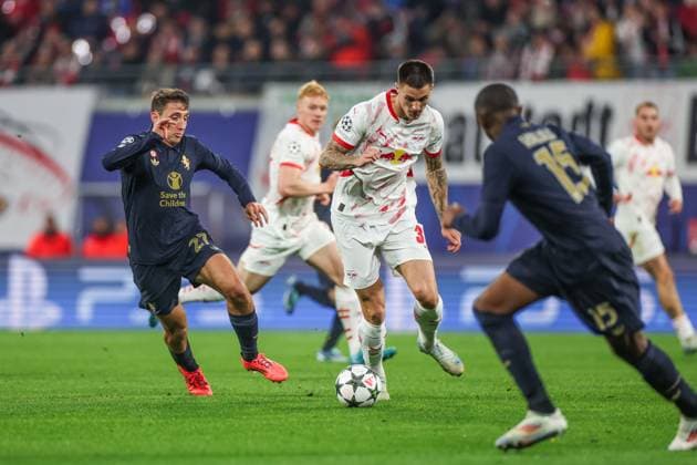 02.10.2024, Fussball, Saison 2024 2025, Champions League, 2. Spieltag, RB Leipzig - Juventus Turin, v. l. Andrea Cambiaso (Juventus Turin), Benjamin Sesko (RB Leipzig) Leipzig RB Arena Sachsen Deutschland xRHR-FOTO TRx Copyright: TimxRehbein RHR-FOTOx RHR-FOTO TR