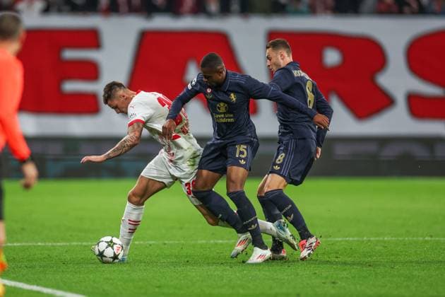02.10.2024, Fussball, Saison 2024 2025, Champions League, 2. Spieltag, RB Leipzig - Juventus Turin, v. l. Benjamin Sesko (RB Leipzig), Pierre Kalulu (Juventus Turin), Teun Koopmeiners (Juventus Turin) Leipzig RB Arena Sachsen Deutschland xRHR-FOTO TRx Copyright: TimxRehbein RHR-FOTOx RHR-FOTO TR