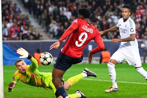 Sport Themen der Woche KW40 Sport Bilder des Tages Jonathan David ( 9 - Lille ) and Andriy Lunin ( 13 - Real Madrid ) during the UEFA Champions League match between Lille OSC and Real Madrid CF at Stade Pierre Mauroy on October 02, 2024 in Lille, France. ( Photo by federico pestellini panoramic ) - FOOTBALL : Lille vs Real Madrid - Ligue des Champions - 02 10 2024 FedericoPestellini Panoramic 