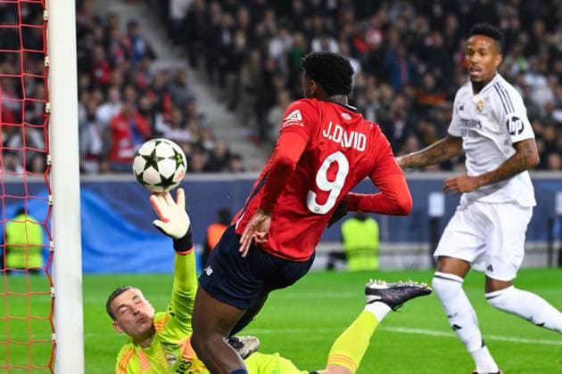 Jonathan David ( 9 - Lille ) and Andriy Lunin ( 13 - Real Madrid ) during the UEFA Champions League match between Lille OSC and Real Madrid CF at Stade Pierre Mauroy on October 02, 2024 in Lille, France. ( Photo by federico pestellini panoramic ) - FOOTBALL : Lille vs Real Madrid - Ligue des Champions - 02 10 2024 FedericoPestellini Panoramic 