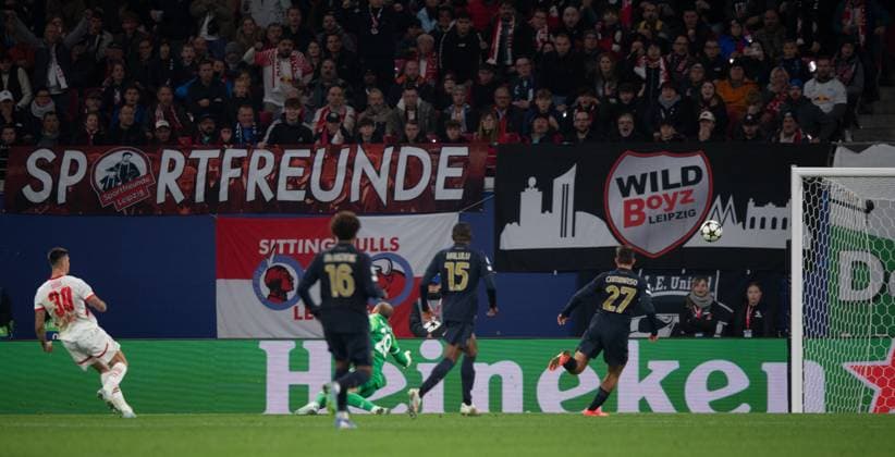 Fussball, Herren, Saison 2024 2025, Champions League (Ligaphase, 2. Spieltag), RB Leipzig - Juventus Turin, v. l. Benjamin Sesko (RB Leipzig) erzielt das Tor zum 1:0 gegen Torwart Michele Di Gregorio (Juventus Turin), 02.10.2024, Copyright: xSebastianxRäppold MatthiasxKochx
