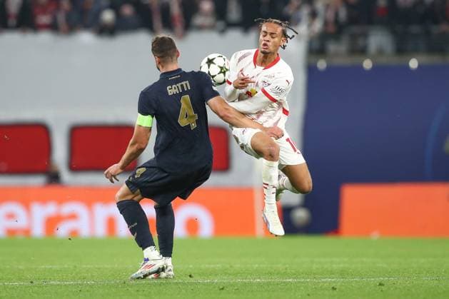 02.10.2024, xtgx, Fussball, UEFA Champions League, RB Leipzig - Junventus Turin emspor, v.l. Federico Gatti (Juventus, 4), Xavi Simons (Leipzig, 10) Zweikampf, Duell, Kampf, tackle (DFL DFB REGULATIONS PROHIBIT ANY USE OF PHOTOGRAPHS as IMAGE SEQUENCES and or QUASI-VIDEO) Leipzig