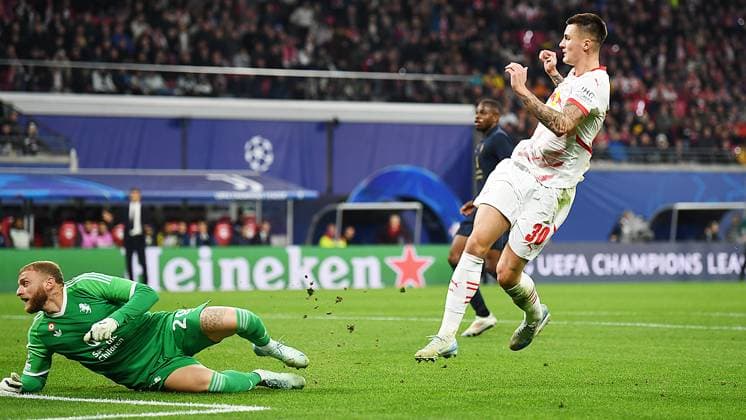 Fußball UEFA Champions League, Saison 2024 2025, Gruppenphase, 2. Spieltag, beim Spiel RB Leipzig gegen Juventus Turin (02.10.2024). Torschütze Benjamin Sesko (Mittelstuermer RB Leipzig, Rueckennummer 30, 30) (re.) trifft gegen Michele Di Gregorio (Torwart Juventus Turin, Rückennummer 29) (li.) zum 1:0 beim Spiel RB Leipzig gegen Juventus Turin (02.10.2024). Leipzig Sachsen Deutschland Red Bull Arena