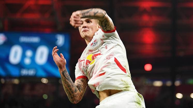 Fußball UEFA Champions League, Saison 2024 2025, Gruppenphase, 2. Spieltag, beim Spiel RB Leipzig gegen Juventus Turin (02.10.2024). Torschütze Benjamin Sesko (Mittelstuermer RB Leipzig, Rueckennummer 30, 30) (Mitte) trifft zum Tor zum 1:0 beim Spiel RB Leipzig gegen Juventus Turin (02.10.2024) und bejubelt den Treffer. Leipzig Sachsen Deutschland Red Bull Arena