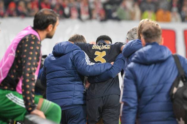 Bremer (Juventus Turin) Mitte wird verletzt ausgewechselt. GER, RB Leipzig vs. Juventus Turin, Fussball, UEFA Champions League, 2. Spieltag, Saison 2024 2025, 02.10.2024 DFB DFL REGULATIONS PROHIBIT ANY USE OF PHOTOGRAPHS AS IMAGE SEQUENCES AND OR QUASI-VIDEO GER, RB Leipzig vs. Juventus Turin, Fussball, UEFA Champions League, 2. Spieltag, Saison 2024 2025, 02.10.2024 Leipzig Copyright: xEibner-Pressefoto BertxHarzerx EP_BHR