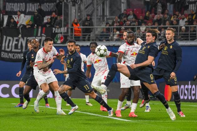 Dusan Vlahovic (Juventus Turin) re., vorn, Nico Gonzalez (Juventus Turin) Mitte, Benjamin Sesko (RB Leipzig) li. GER, RB Leipzig vs. Juventus Turin, Fussball, UEFA Champions League, 2. Spieltag, Saison 2024 2025, 02.10.2024 DFB DFL REGULATIONS PROHIBIT ANY USE OF PHOTOGRAPHS AS IMAGE SEQUENCES AND OR QUASI-VIDEO GER, RB Leipzig vs. Juventus Turin, Fussball, UEFA Champions League, 2. Spieltag, Saison 2024 2025, 02.10.2024 Leipzig Copyright: xEibner-Pressefoto BertxHarzerx EP_BHR