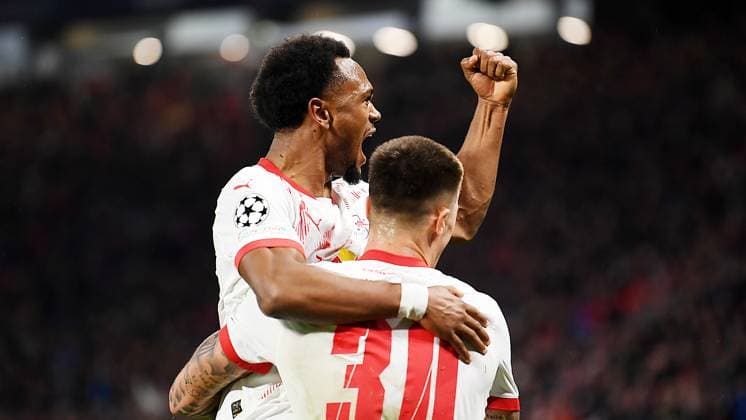 Fußball UEFA Champions League, Saison 2024 2025, Gruppenphase, 2. Spieltag, beim Spiel RB Leipzig gegen Juventus Turin (02.10.2024). Torschütze Benjamin Sesko (Mittelstuermer RB Leipzig, Rueckennummer 30, 30) (re.) trifft zum Tor zum 1:0 beim Spiel RB Leipzig gegen Juventus Turin (02.10.2024) und bejubelt den Treffer mit Lois Openda (Mittelstuermer RB Leipzig, Rueckennummer 11, 11) (li.). Leipzig Sachsen Deutschland Red Bull Arena