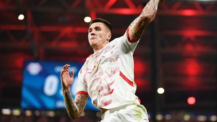 Fußball UEFA Champions League, Saison 2024 2025, Gruppenphase, 2. Spieltag, beim Spiel RB Leipzig gegen Juventus Turin (02.10.2024). Torschütze Benjamin Sesko (Mittelstuermer RB Leipzig, Rueckennummer 30, 30) (re.) trifft zum Tor zum 1:0 beim Spiel RB Leipzig gegen Juventus Turin (02.10.2024) und bejubelt den Treffer. Leipzig Sachsen Deutschland Red Bull Arena