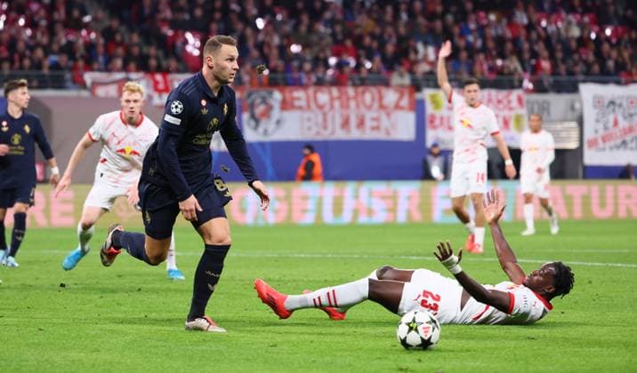 RB Leipzig - Juventus Turin Champions League Leipzig, 02.10.2024, Red Bull Arena, Fußball, UEFA Champions League, 2. Spieltag , RB Leipzig vs. Juventus Turin , Im Bild von links: Teun Koopmeiners (8, JUVE), Castello Lukeba (23, RB Leipzig). , Nur zur redaktionellen Nutzung. Only editorial use. , UEFA regulations prohibit any use of photographs as image sequences and or quasi-video. ,