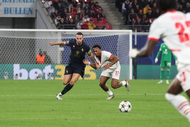 Champions League, Achtelfinale: RB Leipzig vs. Juventus Turin, 02.10.24 Federico Gatti (4, Juventus Turin) gegen Lois Openda (11, RB Leipzig). Fussball, UEFA Champions League, Saison 2024 2025: RB Leipzig vs. Juventus Turin am 02.10.24 in der Red Bull Arena, Leipzig. Copyright: xBEAUTIFULxSPORTS JanxKaeferx