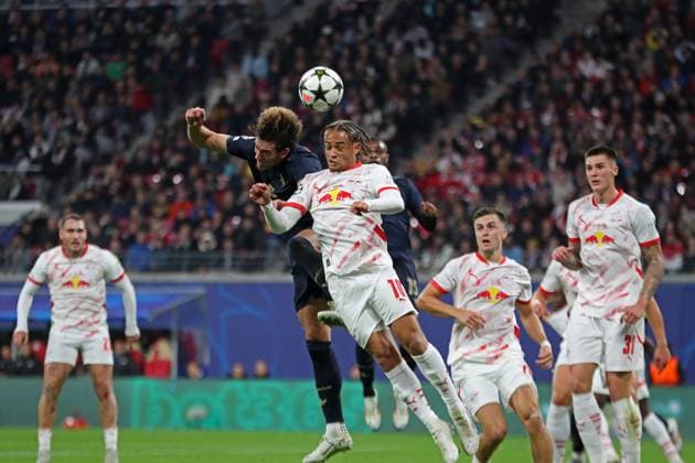 Champions League, Achtelfinale: RB Leipzig vs. Juventus Turin, 02.10.24 Xavi Simons (10, RB Leipzig) mit Dusan Vlahovic (9, Juventus Turin) im Kopfball-Duell. Fussball, UEFA Champions League, Saison 2024 2025: RB Leipzig vs. Juventus Turin am 02.10.24 in der Red Bull Arena, Leipzig. Copyright: xBEAUTIFULxSPORTS JanxKaeferx