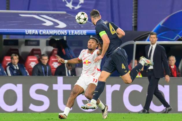GER, Sachsen, Leipzig, RB Leipzig vs Juventus Turin, Champions League, CHL, UCL, Spieltag, Spielzeit 2024 2025, RB Arena, v.l. im Bild: Lois Openda (RB Leipzig 11), Federico Gatti (Juventus Turin, 04), Zweikampf, Action, Kampf, kaempft um den Ball, 02.10.2024, Copyright: HMBxMedia UwexKoch