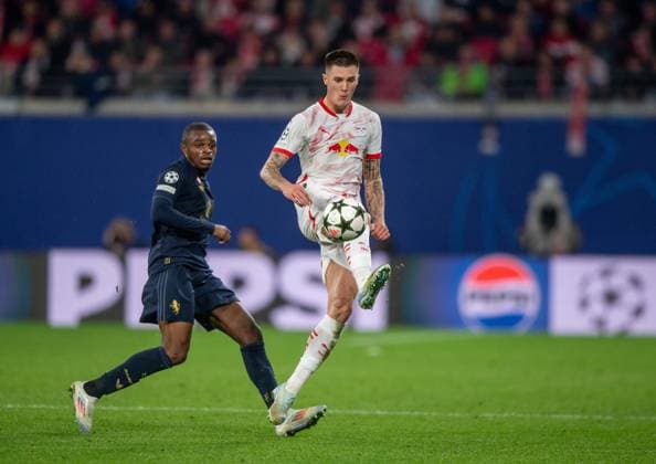 Fussball, Herren, Saison 2024 2025, Champions League (Ligaphase, 2. Spieltag), RB Leipzig - Juventus Turin, v. l. Pierre Kalulu (Juventus Turin), Benjamin Sesko (RB Leipzig), 02.10.2024, Copyright: xSebastianxRäppold MatthiasxKochx