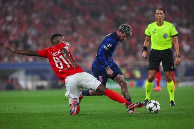 Portugal, Lisbon 2. October 2024 Uefa Champions League phase 2024 25 Matchday 2, S.L.Benfica - Atletico de Madrid v.l., Florentino Dias (S.L.Benfica), Rodrigo de Paul (AtlÃ tico Madrid), Zweikampf, Action, Aktion, Battles for the Ball Copyright: JoaquimxFerreira