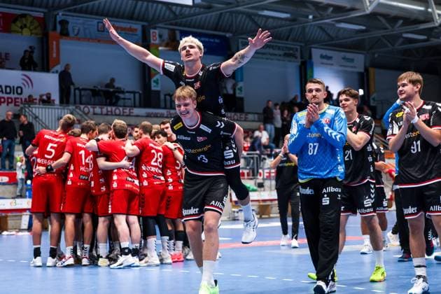 Bilder des Jahres 2024, Sport 10 Oktober Sport Themen der Woche KW40 Sport Bilder des Tages 02.10.2024, Handball, Saison 2024 2025, DHB-Pokal, 2. Runde, ASV Hamm-Westfalen - TUSEM Essen, v. l. Finley Werschkull (TuSEM Essen), Finn Wolfram (TuSEM Essen), Torwart Dominik Plaue (TuSEM Essen), Alexander Schoss (TuSEM Essen) bejubeln den Sieg, Hamm Westpress Arena NRW Deutschland xRHR-FOTO DEx *** 02 10 2024, Handball, Season 2024 2025, DHB Cup, 2nd round, ASV Hamm Westfalen TUSEM Essen, f l Finley Werschkull TuSEM Essen , Finn Wolfram TuSEM Essen , Goalkeeper Dominik Plaue TuSEM Essen , Alexander Schoss TuSEM Essen celebrate the victory, Hamm Westpress Arena NRW Germany xRHR PHOTO DEx Copyright: DennisxEwert RHR-FOTOx RHR-FOTO DE