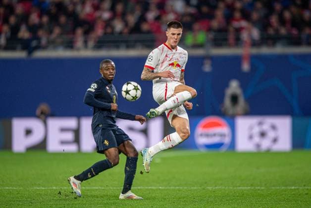 Fussball, Herren, Saison 2024 2025, Champions League (Ligaphase, 2. Spieltag), RB Leipzig - Juventus Turin, v.l. Pierre Kalulu (Juventus Turin), Benjamin Sesko (RB Leipzig), 02.10.2024, Copyright: xSebastianxRäppold MatthiasxKochx