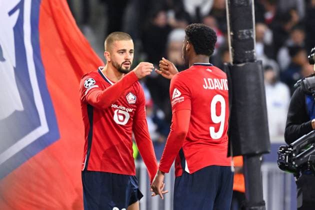 Sport Bilder des Tages Jonathan David ( 9 - Lille ) celebrates with Edon ZHEGROVA ( 23 - Lille ) during the UEFA Champions League match between Lille OSC and Real Madrid CF at Stade Pierre Mauroy on October 02, 2024 in Lille, France. ( Photo by federico pestellini panoramic ) - FOOTBALL : Lille vs Real Madrid - Ligue des Champions - 02 10 2024 FedericoPestellini Panoramic 