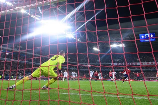 Jonathan David ( 9 - Lille ) beats Andriy Lunin ( 13 - Real Madrid ) by penalty during the UEFA Champions League match between Lille OSC and Real Madrid CF at Stade Pierre Mauroy on October 02, 2024 in Lille, France. ( Photo by federico pestellini panoramic ) - FOOTBALL : Lille vs Real Madrid - Ligue des Champions - 02 10 2024 FedericoPestellini Panoramic 