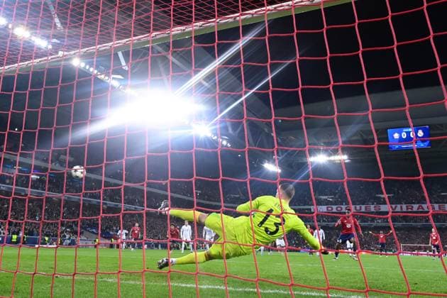 Jonathan David ( 9 - Lille ) beats Andriy Lunin ( 13 - Real Madrid ) by penalty during the UEFA Champions League match between Lille OSC and Real Madrid CF at Stade Pierre Mauroy on October 02, 2024 in Lille, France. ( Photo by federico pestellini panoramic ) - FOOTBALL : Lille vs Real Madrid - Ligue des Champions - 02 10 2024 FedericoPestellini Panoramic 