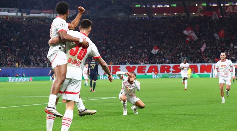 RB Leipzig - Juventus Turin Champions League Leipzig, 02.10.2024, Red Bull Arena, Fussball, UEFA Champions League, Spieltag 2 , RB LEIPZIG vs. JUVENTUS FC TURIN , Tor für Leipzig zum 1:0. Im Bild: Torschütze Benjamin Sesko (30, RB Leipzig) . Xavi Simons (re., 10, RB Leipzig) knipst die jubelnden Lois Openda (11, RB Leipzig) und Benjamin Sesko (30, RB Leipzig) ,