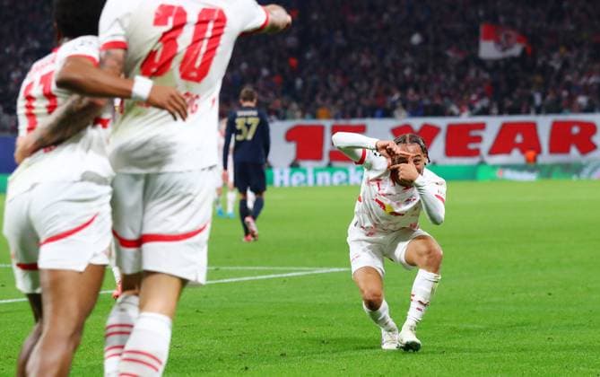 Bilder des Jahres 2024, Sport 10 Oktober Sport Themen der Woche KW40 Sport Bilder des Tages RB Leipzig - Juventus Turin Champions League Leipzig, 02.10.2024, Red Bull Arena, Fussball, UEFA Champions League, Spieltag 2 , RB LEIPZIG vs. JUVENTUS FC TURIN , Tor für Leipzig zum 1:0. Im Bild: Torschütze Benjamin Sesko (30, RB Leipzig) . Xavi Simons (re., 10, RB Leipzig) knipst die jubelnden Lois Openda (11, RB Leipzig) und Benjamin Sesko (30, RB Leipzig) , *** RB Leipzig Juventus Turin Champions League Leipzig, 02 10 2024, Red Bull Arena, Soccer, UEFA Champions League, Matchday 2 , RB LEIPZIG vs JUVENTUS FC TURIN , Goal for Leipzig to 1 0 In the picture scorer Benjamin Sesko 30, RB Leipzig Xavi Simons re , 10, RB Leipzig snaps the cheering Lois Openda 11, RB Leipzig and Benjamin Sesko 30, RB Leipzig , Picture Point