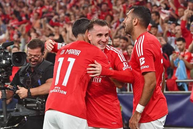 Portugal, Lisbon 2. October 2024 Uefa Champions League phase 2024 25 Matchday 2, S.L.Benfica - Atletico de Madrid v.l., Angel di Maria (S.L.Benfica), Kerem Aktürkoglu (S.L.Benfica), Vangelis Pavlidis (S.L.Benfica) Torjubel, Goal celebration, celebrate the goal Copyright: JoaquimxFerreira