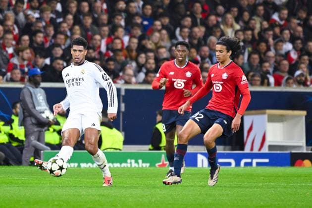 Jude Bellingham ( 5 - Real Madrid ) and Ayyoub BOUADDI ( 32 - Lille ) during the UEFA Champions League match between Lille OSC and Real Madrid CF at Stade Pierre Mauroy on October 02, 2024 in Lille, France. ( Photo by federico pestellini panoramic ) - FOOTBALL : Lille vs Real Madrid - Ligue des Champions - 02 10 2024 FedericoPestellini Panoramic 