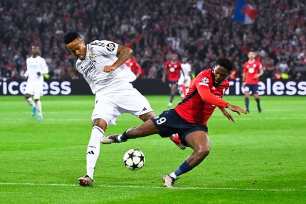 Eder Militao ( 3 - Real Madrid ) and Jonathan David ( 9 - Lille ) during the UEFA Champions League match between Lille OSC and Real Madrid CF at Stade Pierre Mauroy on October 02, 2024 in Lille, France. ( Photo by federico pestellini panoramic ) - FOOTBALL : Lille vs Real Madrid - Ligue des Champions - 02 10 2024 FedericoPestellini Panoramic 