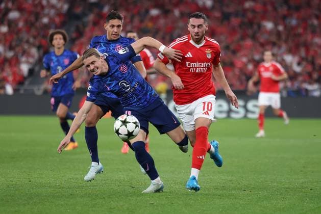 Portugal, Lisbon 2. October 2024 Uefa Champions League phase 2024 25 Matchday 2, S.L.Benfica - Atletico de Madrid v.l., Conor Gallagher (AtlÃ tico Madrid), Orkun Kokcu (S.L.Benfica) Zweikampf, Action, Aktion, Battles for the Ball Copyright: JoaquimxFerreira