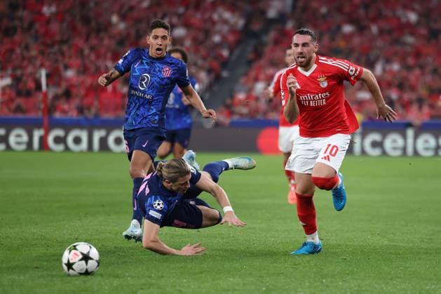 Portugal, Lisbon 2. October 2024 Uefa Champions League phase 2024 25 Matchday 2, S.L.Benfica - Atletico de Madrid v.l., Conor Gallagher (AtlÃ tico Madrid), Orkun Kokcu (S.L.Benfica) Zweikampf, Action, Aktion, Battles for the Ball Copyright: JoaquimxFerreira
