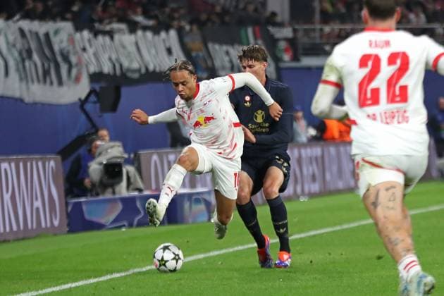Champions League, Achtelfinale: RB Leipzig vs. Juventus Turin, 02.10.24 Xavi Simons (10, RB Leipzig) gegen Nicolo Savona (37, Juventus Turin). Fussball, UEFA Champions League, Saison 2024 2025: RB Leipzig vs. Juventus Turin am 02.10.24 in der Red Bull Arena, Leipzig. Copyright: xBEAUTIFULxSPORTS JanxKaeferx