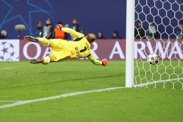 Champions League, Achtelfinale: RB Leipzig vs. Juventus Turin, 02.10.24 Torwart Peter Gulacsi (1, RB Leipzig) fliegt nach dem Ball. Fussball, UEFA Champions League, Saison 2024 2025: RB Leipzig vs. Juventus Turin am 02.10.24 in der Red Bull Arena, Leipzig. Copyright: xBEAUTIFULxSPORTS JanxKaeferx