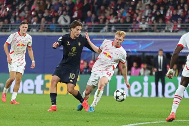Champions League, Achtelfinale: RB Leipzig vs. Juventus Turin, 02.10.24 Kenan Yildiz (10, Juventus Turin) gegen Nicolas Seiwald (13, RB Leipzig). Fussball, UEFA Champions League, Saison 2024 2025: RB Leipzig vs. Juventus Turin am 02.10.24 in der Red Bull Arena, Leipzig. Copyright: xBEAUTIFULxSPORTS JanxKaeferx