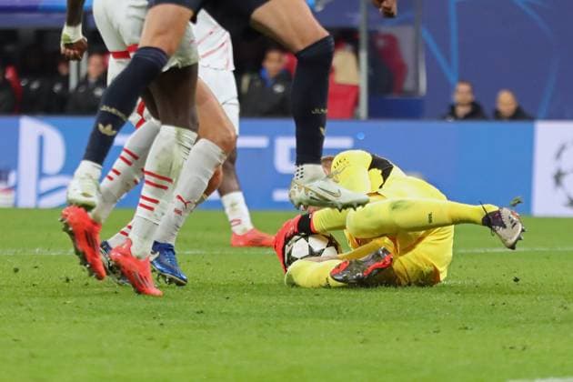 Champions League, Achtelfinale: RB Leipzig vs. Juventus Turin, 02.10.24 Torwart Peter Gulacsi (1, RB Leipzig) hat den Ball sicher, vor allen Beinen. Symbolbild, Feature. Fussball, UEFA Champions League, Saison 2024 2025: RB Leipzig vs. Juventus Turin am 02.10.24 in der Red Bull Arena, Leipzig. Copyright: xBEAUTIFULxSPORTS JanxKaeferx
