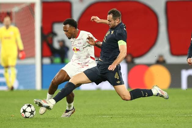 02.10.2024, xtgx, Fussball, UEFA Champions League, RB Leipzig - Junventus Turin emspor, v.l. Lois Openda (Leipzig, 11), Federico Gatti (Juventus, 4) Zweikampf, Duell, Kampf, tackle (DFL DFB REGULATIONS PROHIBIT ANY USE OF PHOTOGRAPHS as IMAGE SEQUENCES and or QUASI-VIDEO) Leipzig
