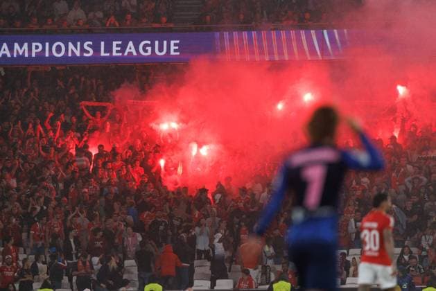 Sport Bilder des Tages Pyrotechnics of Benfica fans seen during UEFA Champions League game between teams of SL Benfica and Atletico de Madrid (Maciej Rogowski) Lisboa Estadio Da Luz Portugal Copyright: xMaciejxRogowskix slbatleti24525-12