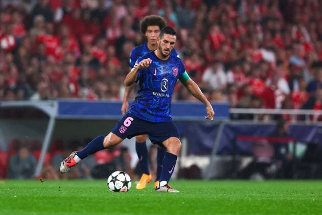 Portugal, Lisbon 2. October 2024 Uefa Champions League phase 2024 25 Matchday 2, S.L.Benfica - Atletico de Madrid v.l., Koke (AtlÃ tico Madrid) am Ball, Freisteller, Einzelbild, Ganzkörper, Aktion, Action, Spielszene Copyright: JoaquimxFerreira