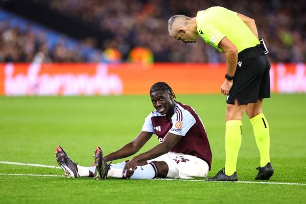 Aston Villa v Bayern Munich 2 October 2024, Aston - UEFA Champions League Football - Aston Villa v Bayern Munich - Amadou Onana of Aston Villa rubs his legs after sustaining an injury - Photo: Jacques Feeney Offside. Aston UK Copyright: xJacquesxFeeneyx xOffsidexOffside