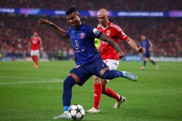 Portugal, Lisbon 2. October 2024 Uefa Champions League phase 2024 25 Matchday 2, S.L.Benfica - Atletico de Madrid v.l., Reinildo (AtlÃ tico Madrid), Frederik Aursnes (S.L.Benfica), Zweikampf, Action, Aktion, Battles for the Ball Copyright: JoaquimxFerreira