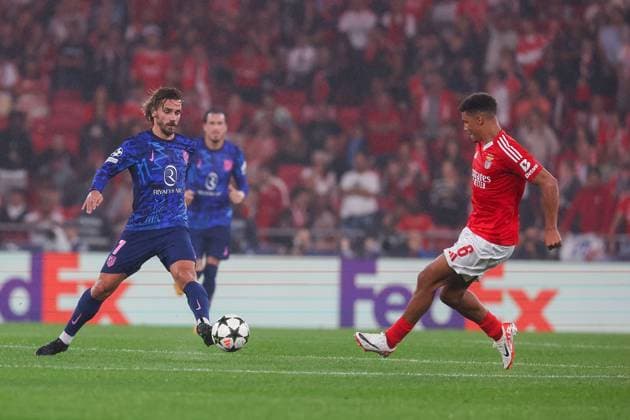 Portugal, Lisbon 2. October 2024 Uefa Champions League phase 2024 25 Matchday 2, S.L.Benfica - Atletico de Madrid v.l., Antoine Griezmann (AtlÃ tico Madrid), Alexander Bah (S.L.Benfica), Zweikampf, Action, Aktion, Battles for the Ball Copyright: JoaquimxFerreira