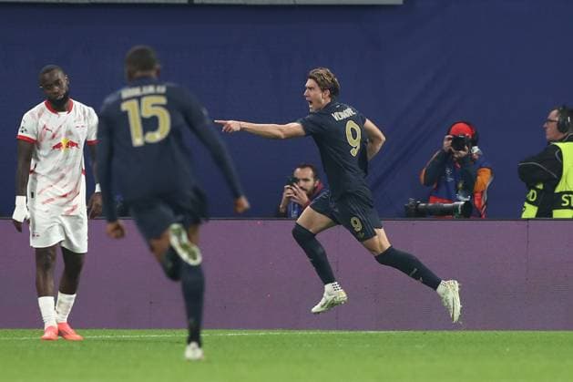 02.10.2024, xtgx, Fussball, UEFA Champions League, RB Leipzig - Junventus Turin emspor, v.l. Jubel nach dem 1:1 durch Dusan Vlahovic (Juventus, 9) (DFL DFB REGULATIONS PROHIBIT ANY USE OF PHOTOGRAPHS as IMAGE SEQUENCES and or QUASI-VIDEO) Leipzig
