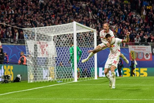 02.10.2024, Fußball, Männer, Champions League, Ligaphase, 2024 2025, Spieltag 2, RB Leipzig - Juventus Turin Xavi Simons (10, RB Leipzig) und Benjamin Sesko (30, RB Leipzig), beim Torjubel nach 2:1, Elfer Leipzig Red Bull Arena Sachsen Deutschland