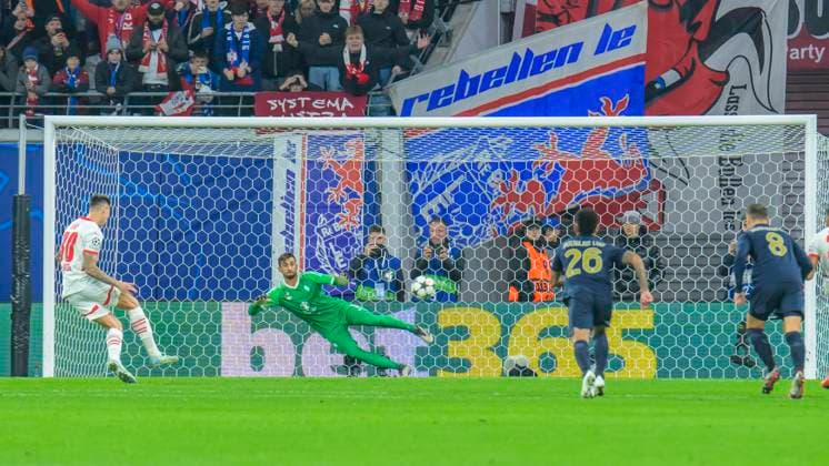 GER, Sachsen, Leipzig, RB Leipzig vs Juventus Turin, Champions League, CHL, UCL, Spieltag, Spielzeit 2024 2025, RB Arena, v.l. im Bild: Benjamin Sesko (RB Leipzig 30), Strafstoss, Elfmeter, Treffer, Tor zum 2:1 02.10.2024, Copyright: HMBxMedia UwexKoch