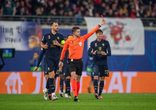 Fussball, Herren, Saison 2024 2025, Champions League (Ligaphase, 2. Spieltag), RB Leipzig - Juventus Turin, Schiedsrichter Francois Letexier (FRA) entscheidet nach Videobeweis auf rote Karte für Torwart Michele Di Gregorio (nicht im Bild, Juventus Turin) , 02.10.2024, Copyright: xSebastianxRäppold MatthiasxKochx